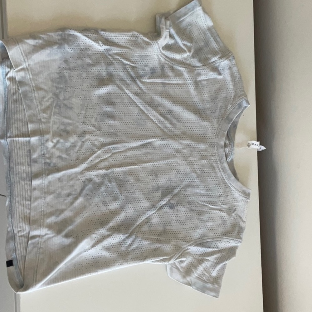 Lululemon crop work out shirt